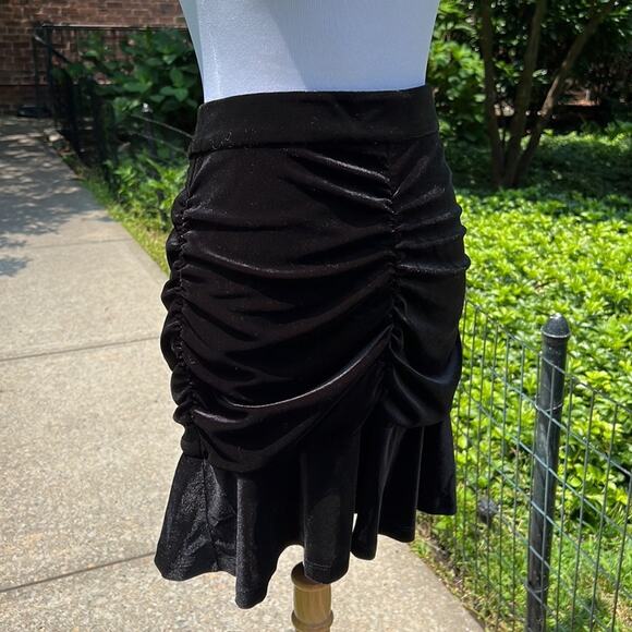 & Other Stories Black Velvet Ruched Mini Skirt - Picture 5 of 11